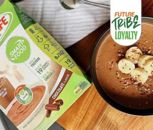 Chocolate-flavored smart food meal replacement box with green and white packaging, featuring images of cinnamon sticks and a smoothie bowl topped with banana slices.